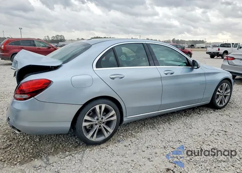 2018 Mercedes-Benz C 300 z USA, uszkodzony, nr VIN 55SWF4JB1JU260652